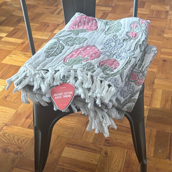 Envogue Dreamy Cotton Gauze Throw Blanket Quilt Strawberry Floral Print 50x60” - Picture 7 of 10